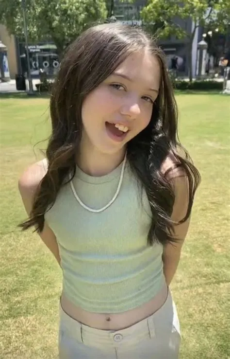 - Violet Mcgraw | Garotas, Foto beleza, Garotas fofas