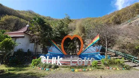 Teluk Love di Jember, Wisata Teluk Berbentuk Hati dengan Pemandangan ...
