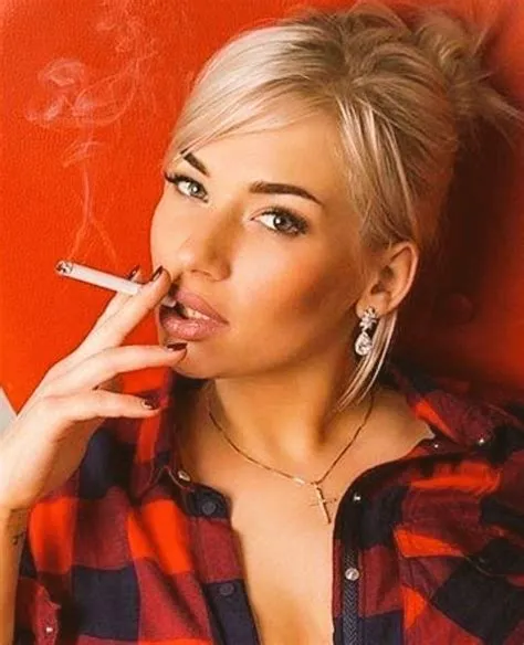 on Hot chick smokin 22