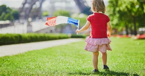 Foto zum Thema Schönes Kleinkind Mädchen mit französischer ...