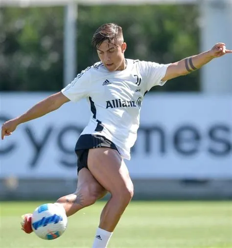 Paulo Dybala training 2021 | Soccer guys, Soccer players, Mens butts