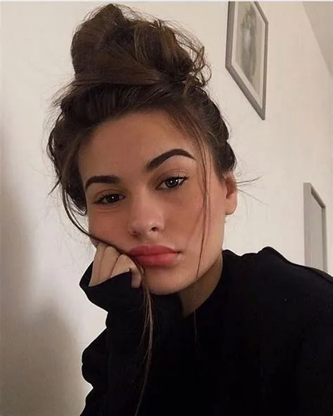 van Тахтарова Карина op акк | Meisjes foto's, Bruin haar, Brunette ...