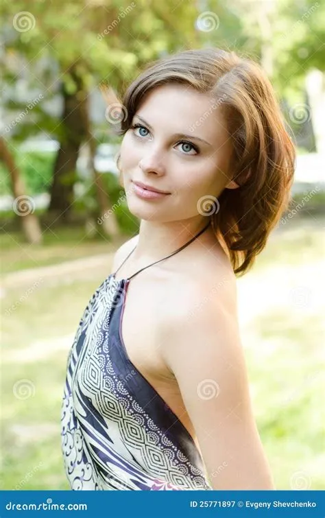 Schöne Reizvolle Frau Auf Der Natur Stockbild - Bild von brünette, voll ...