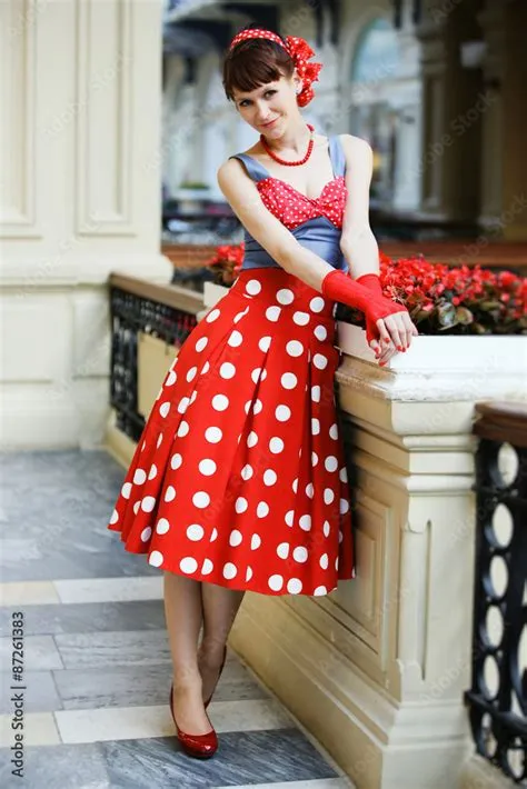 Up Style Portrait D'une Belle Jeune Fille En Rétro (vintage) Banque ...