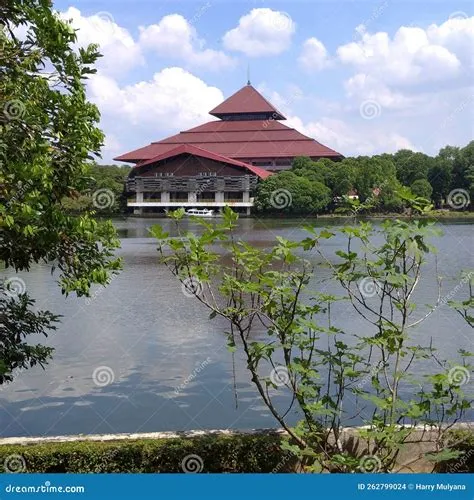Pemandangan Masjid UI Di Tepi Danau Stock Photography | CartoonDealer ...