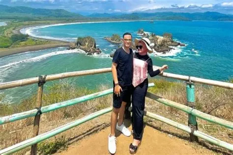 Keindahan Destinasi Wisata Favorit Pantai Payangan Jember - TOPWISATA