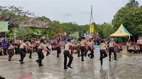 BATTLE YEL YEL SMPN 2 SAMBALIUNG VS SMPN 5 TANJUNG REDEB - YouTube