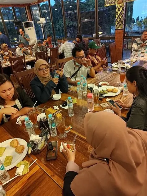 Sinar Mas Land Kumpul dengan Media & Blogger di Restoran Bebek Bengil ...