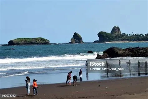 Watu Ulo Beach Jember Indonesia Foto Stok - Unduh Gambar Sekarang ...