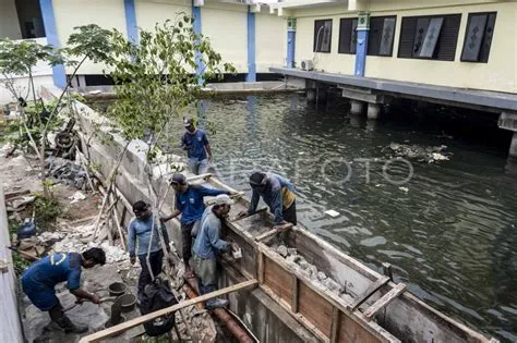 PENINGGIAN TANGGUL LAUT DI MUARA ANGKE | ANTARA Foto