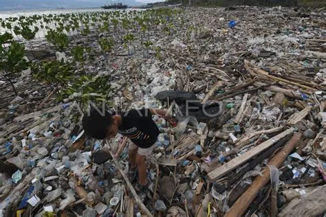 SAMPAH DI PANTAI PALU | ANTARA Foto