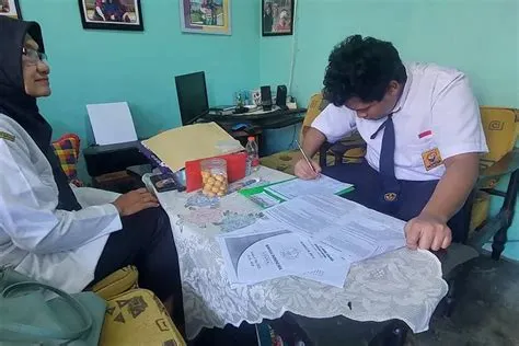 Tak Bisa ke Sekolah karena Sakit, Siswa SMPN 7 Jember Ujian di Rumah ...