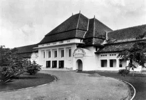 Universitas Airlangga [PT.00] – Surabaya Tempo Doloe