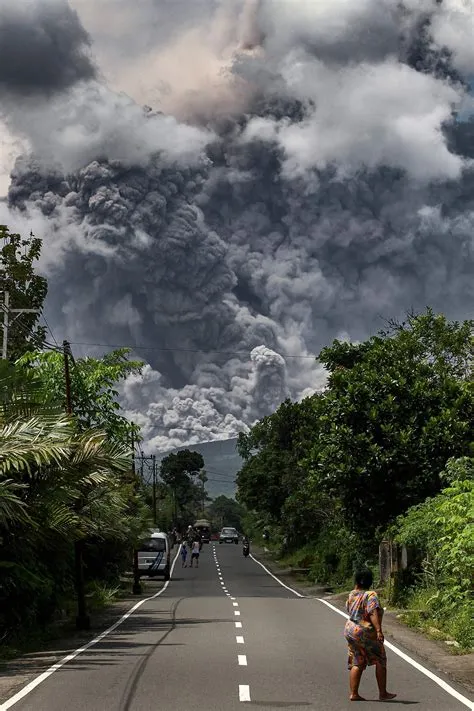 Indonesia's Mount Merapi volcano erupts, spewing hot clouds, lava ...