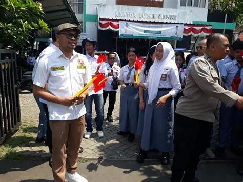 Sambut HUT RI Ke 80, Karang Taruna dan Pelajar SMAN 1 Tangsel Bagikan ...