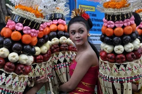 Diantara Banten Buah Kayu | Cultural festival, Festival, Dancer