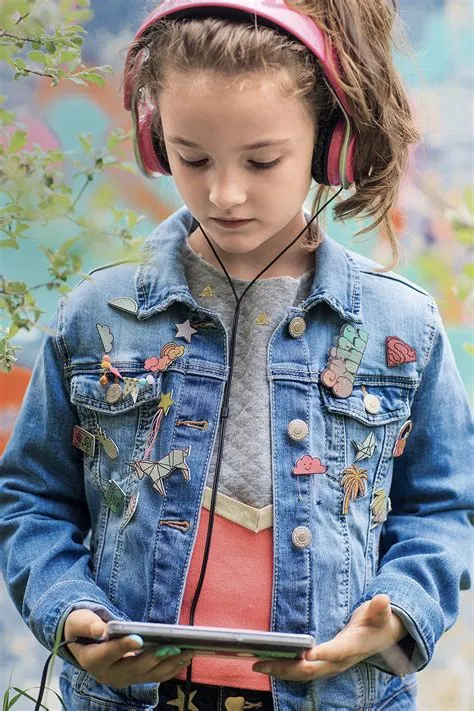 Accessoiriser une veste en jean pour enfant avec des pin's colorés ...