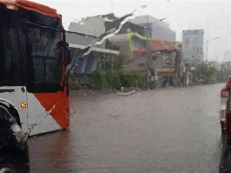 Jalan TB Simatupang Arah Pondok Indah Banjir, Mobil Tak Bisa Lewat ...