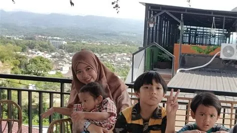 TRI BOCIL LIHAT PEMANDANGAN INDAH SKY LOUNGE CAFE ROOFTOP GRAND VALONIA ...