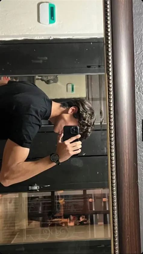 Flex at work? in 2025 | Photography poses for men, Mirror selfie poses ...