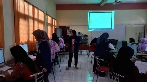 Kolaborasi Mahasiswa Asistensi Mengajar UM dengan SMK PGRI 6 Malang ...