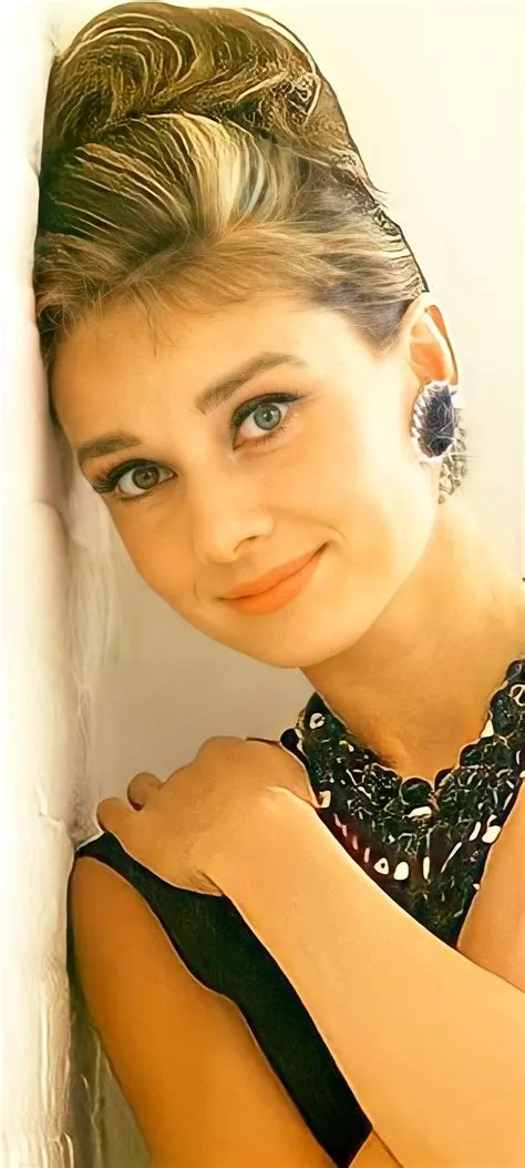 by Gatto Adriano on top | Audrey hepburn pictures, Audrey hepburn ...