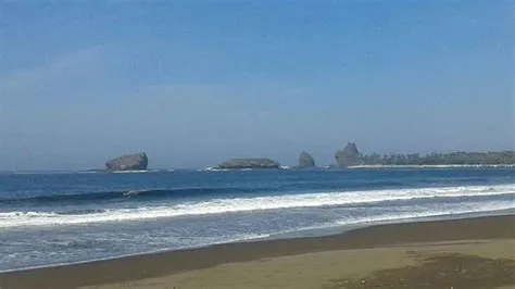 Pantai Watu Ulo ?️ HTM, Rute, Foto & Ulasan Pengunjung