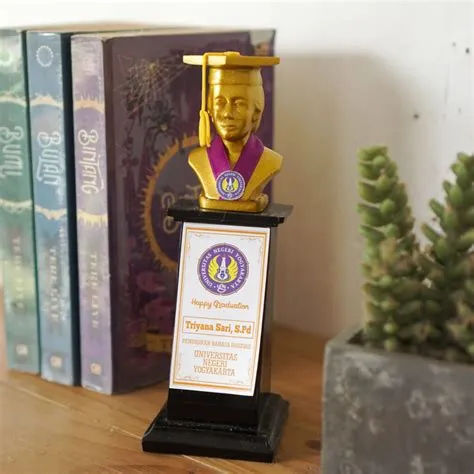 Plakat Patung Wisuda Cewek Gold Black Kado Wisuda