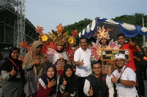 SMP DARUL ISLAM GRESIK: SMP DARUL ISLAM JUARA II LOMBA KOSTUM JAWA POS