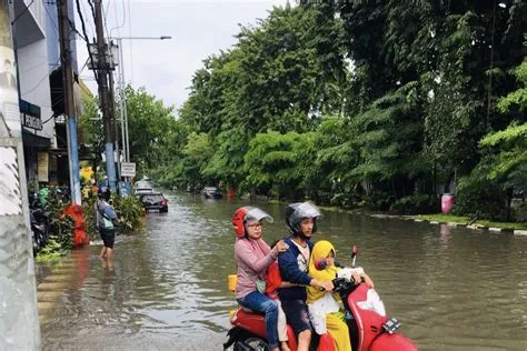 Hujan deras di Surabaya, Jalan Mayjen Sungkono sempat tenggelam ...