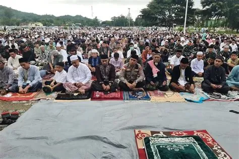 Ribuan Umat Muslim di TTU Gelar Sholat Ied di Alun-alun Kantor Bupati ...
