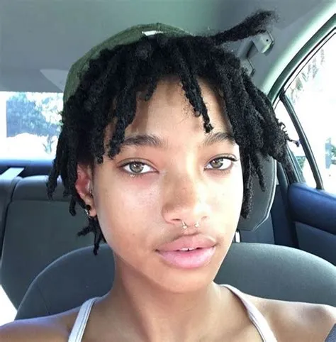 de Kathryn Joseph em Locs hairstyles | Cabelo, Willow smith, Estilos