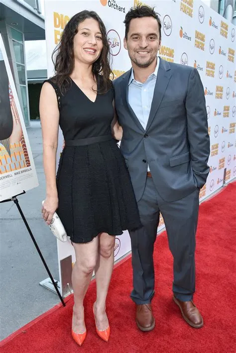 Jake Johnson En Erin Payne Jake Johnson Erin Payne Attend Premiere