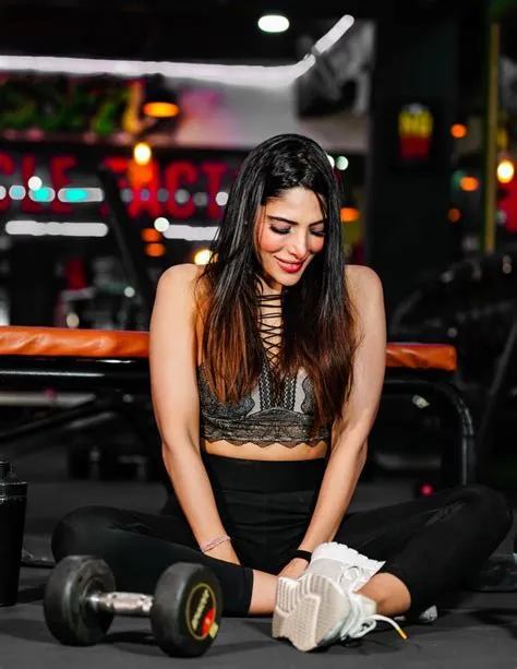 Beautiful fitness model smile in gym - PixaHive