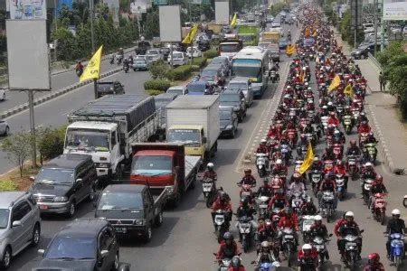 UMK Bekasi Lebih Besar Dibandingkan UMP DKI Jakarta | KBR.ID ...
