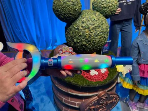 FIRST LOOK at Key to Disneyland Interactive Experience with Trading ...