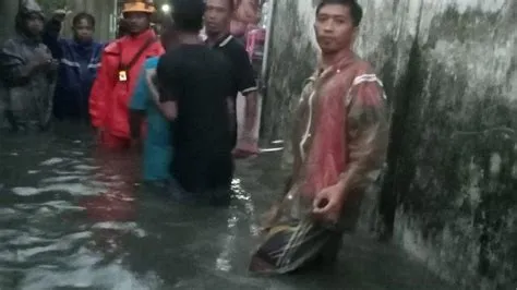 Sungai Meluap 82 Rumah Warga di Kaliwates Jember Kebanjiran ...