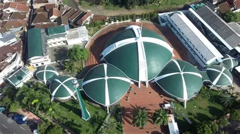 Keindahan pusat kota Jember - Kantor Pemda, Masjid Jami' dan Alun-alun ...