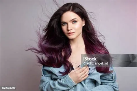 PortrÀt Einer Frau Mit Hellen Farbigen Fliegenden Haaren Alle ...