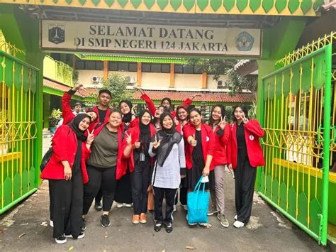 Penyuluhan kepada siswa siswi SMPN 124 Jakarta tentang “How to Overcome ...
