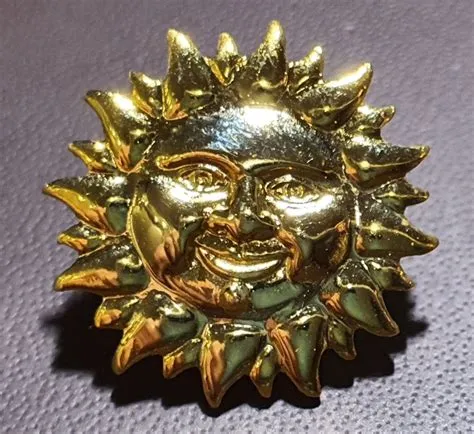 E992 - Pin Schöne goldige Sonne (Gebraucht) in Reinach BL für CHF 2 ...