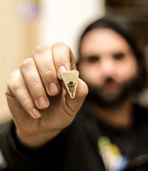 How To Wear Pins - AskMen