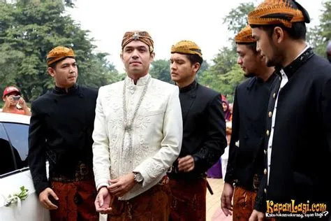 8 Pakaian Adat Jawa: Nama, Makna Filosofis, Gambar dan Penjelasannya