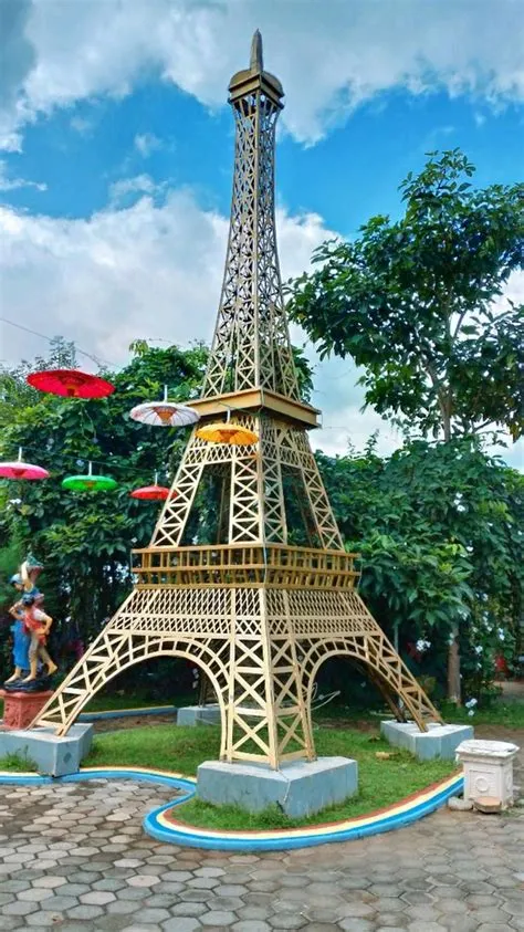 Menara Eiffel? Menara ini ada di Watu Gajah Park - Kabupaten Semarang ...