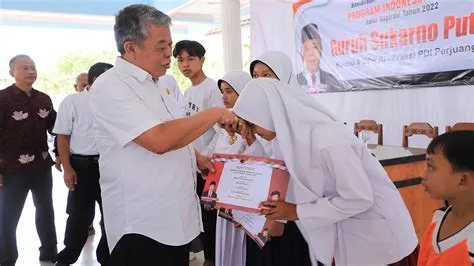 Kusnadi Salurkan Beasiswa PIP Aspirasi Guruh Sukarno di Ambulu Jember ...