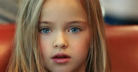 La plus belle fille du monde a fêté son 17e anniversaire. À quoi elle ...