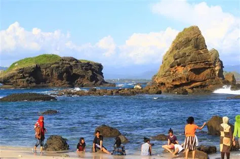 Harga Tiket Masuk dan Lokasi Pantai Papuma Jember, Surga Wisata Yang ...