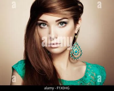 Perfect young woman with fashionable makeup and hairdo. Retro vintage ...