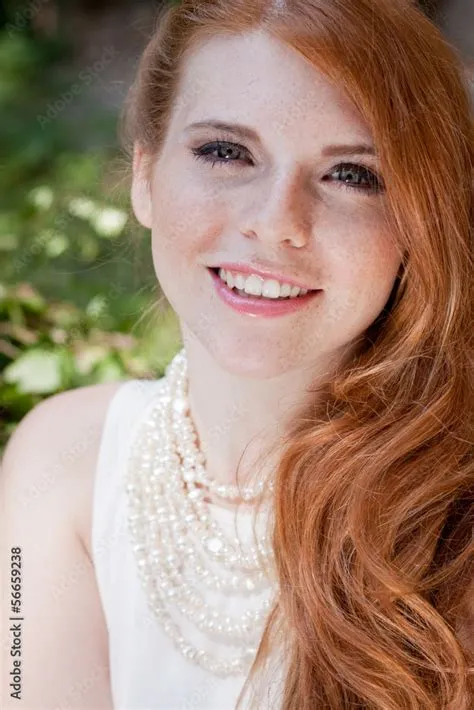 junge schöne rothaarige frau mit sommersprossen Stock-Foto | Adobe Stock