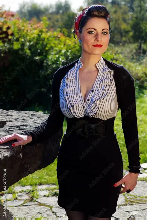 Stock-Foto „Hübsche, junge Frau mit großen Brüsten im Sonnenlicht ...